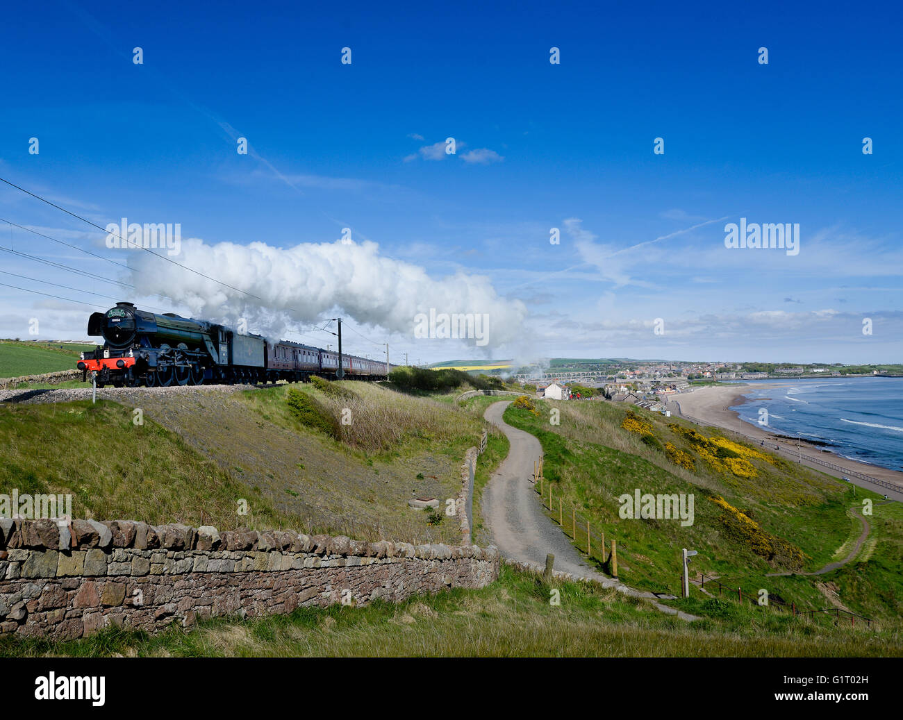 Icône de l'âge de la vapeur le Flying Scotsman en direction du sud sur la ligne principale de la côte est, juste au sud de Blackpool Banque D'Images