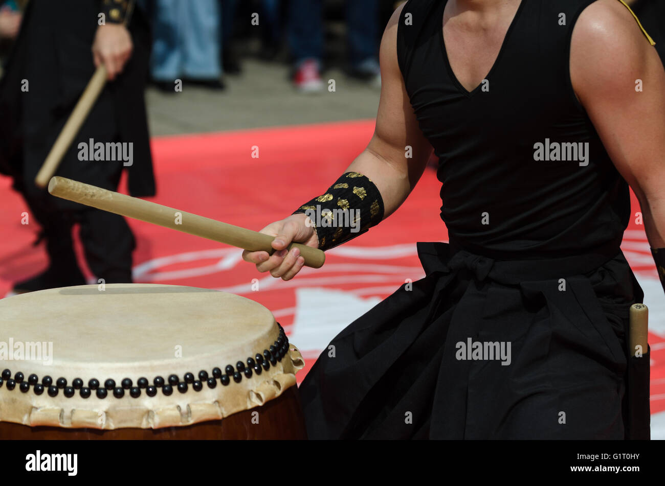 Artiste japonais jouant sur des tambours taiko traditionnel Banque D'Images