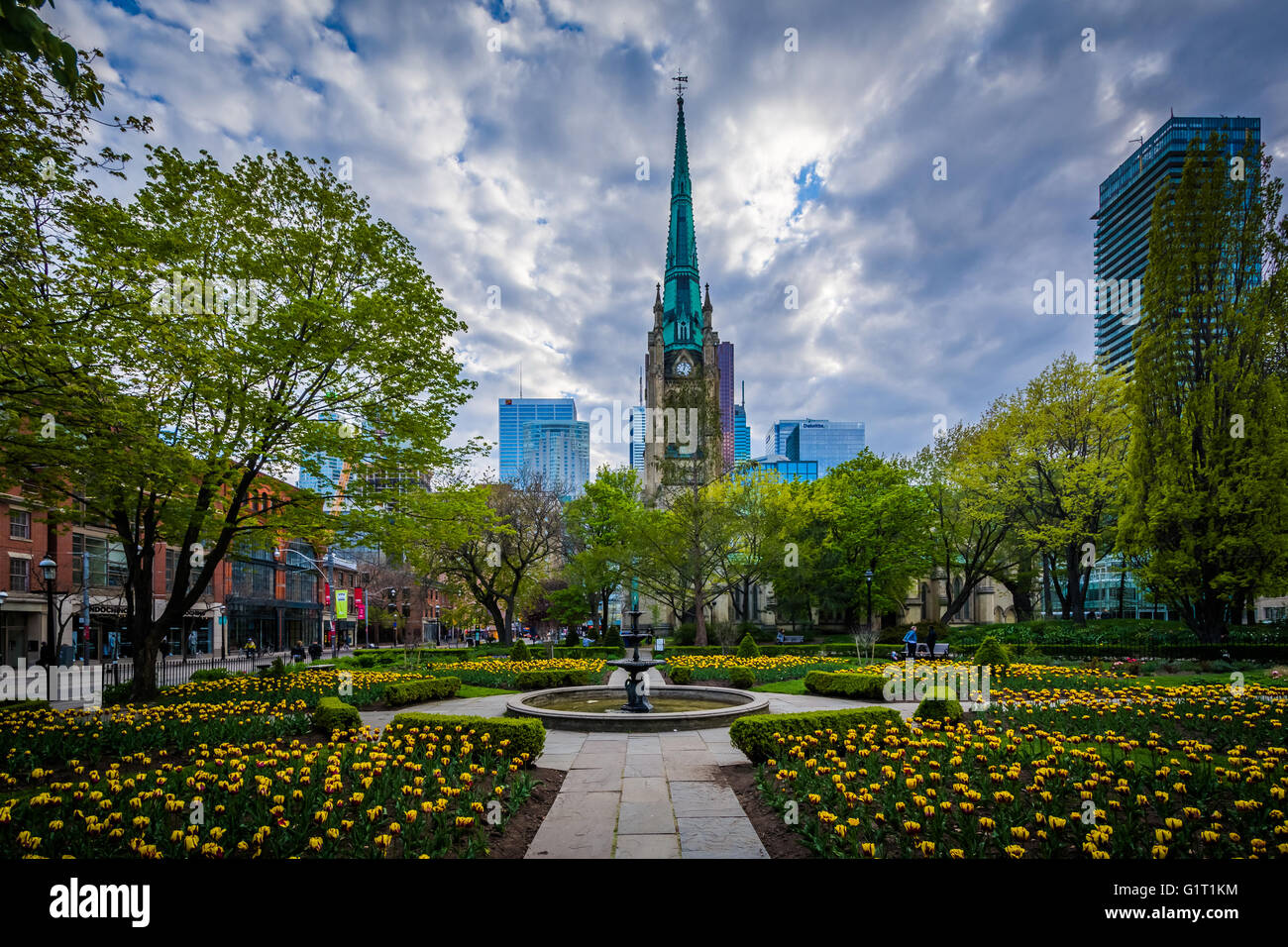 Jardins de Saint James Park et de l'église cathédrale de Saint James, à Toronto, en Ontario. Banque D'Images