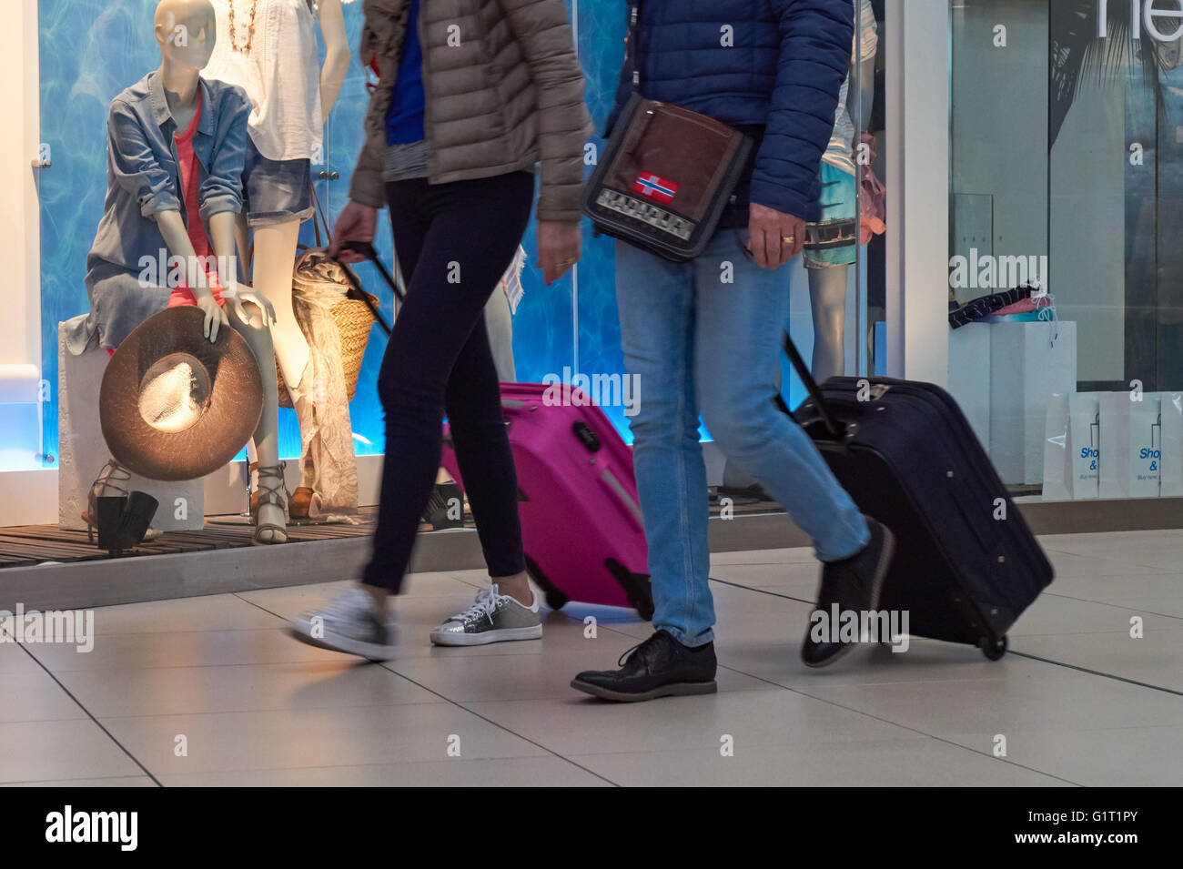 Les passagers à l'aéroport de Stansted, Angleterre Royaume-Uni UK Banque D'Images