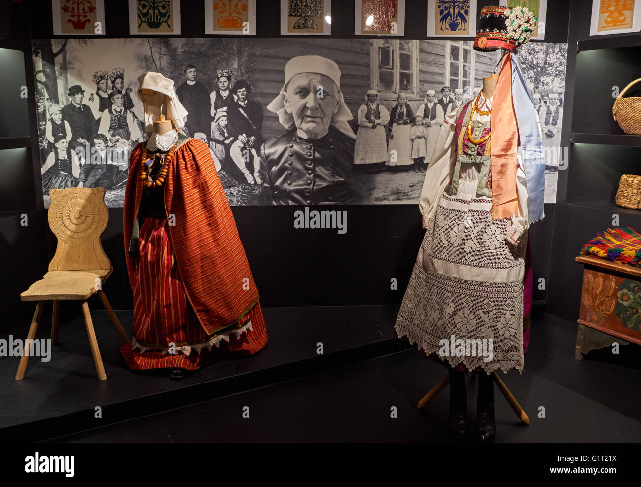 Robe paysanne traditionnelle à l'affiche au Musée de Mazovie à Plock Pologne Banque D'Images