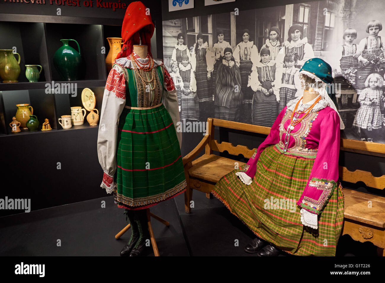 Robe paysanne traditionnelle à l'affiche au Musée de Mazovie à Plock Pologne Banque D'Images