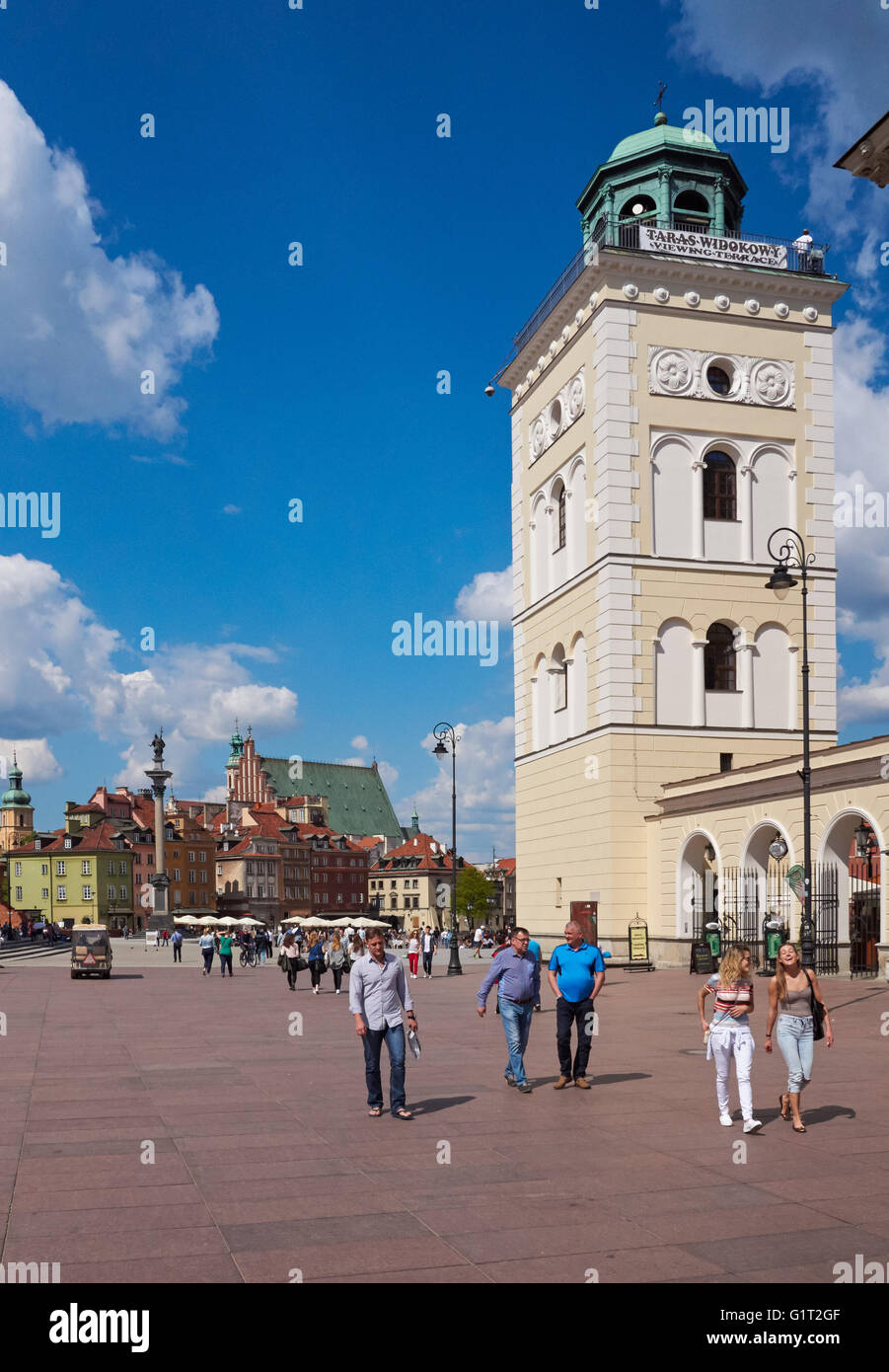 La rue Krakowskie Przedmiescie et le St Anne's Bell Tower, Varsovie Pologne Banque D'Images