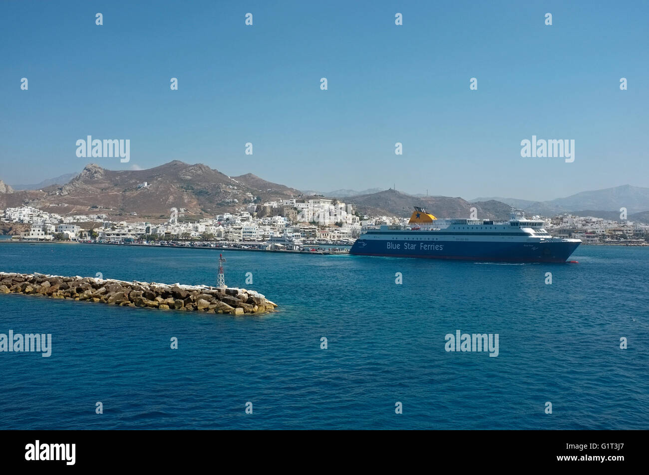 Blue Star lines ferry boat dans le port de Naxos, cyclades , Grèce, sur la mer Egée Banque D'Images