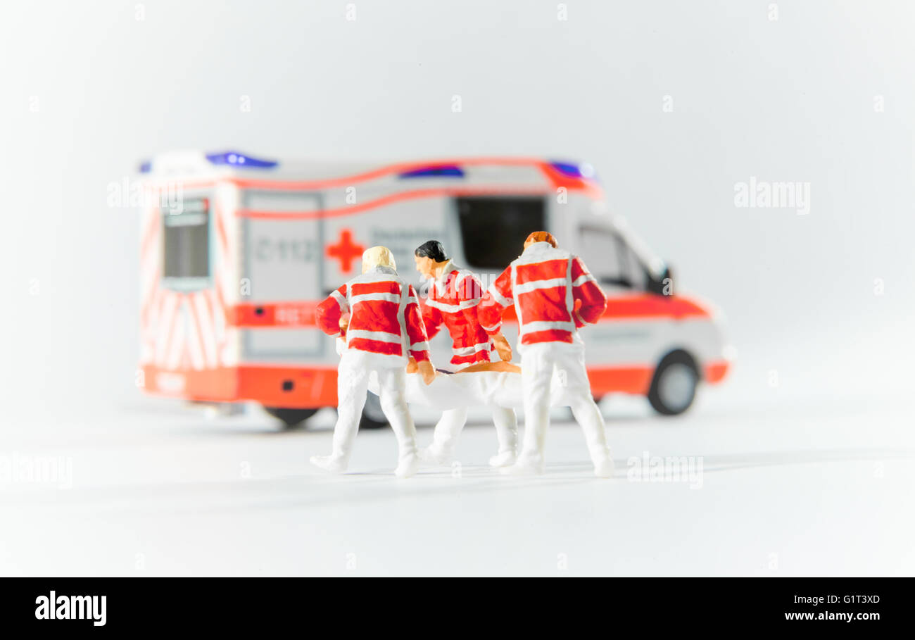 Transports ambulanciers d'un patient à l'allemand voiture ambulance Banque D'Images