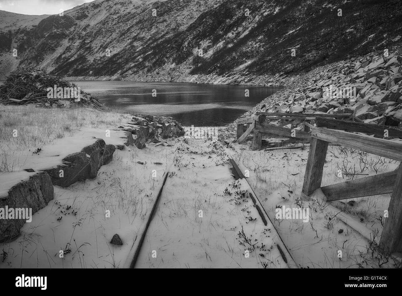 Une ancienne voie ferrée recouverte de neige à la banque du fjord norvégien. Banque D'Images