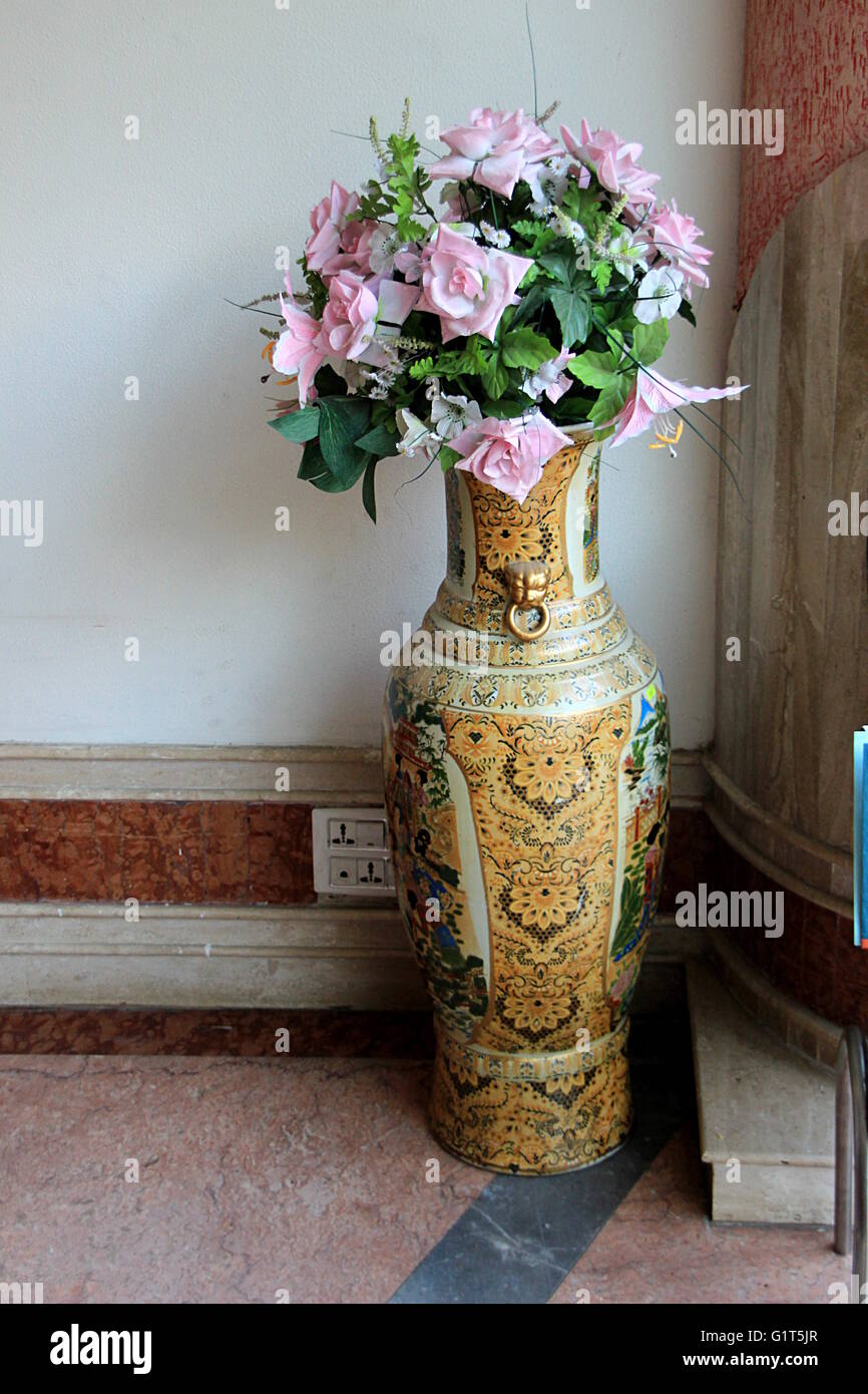 Tall, céramique, vase à fleurs avec ornements floraux permanent design au coin des prix Banque D'Images