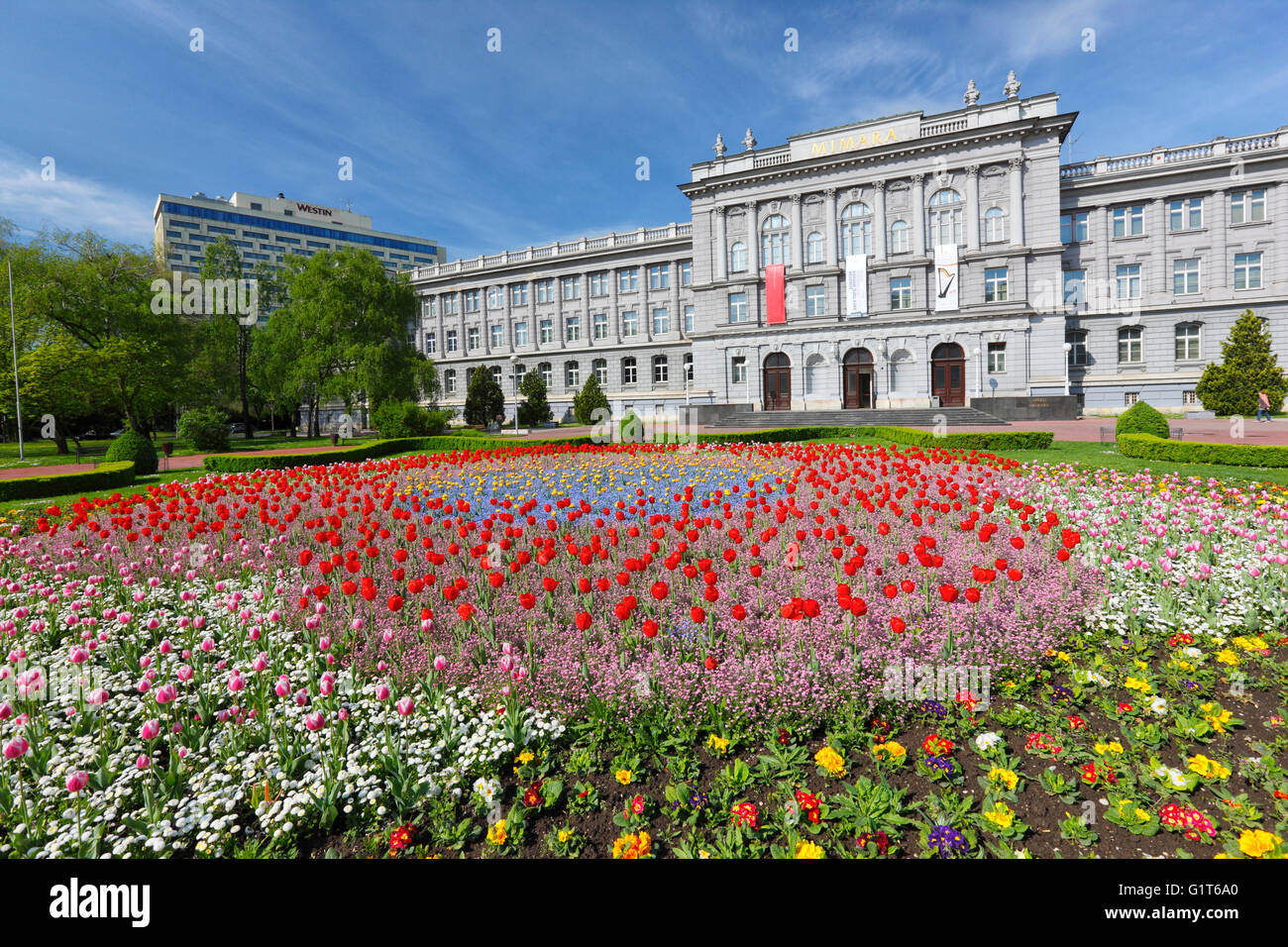 Mimara Museum dans le centre-ville de Zagreb avec des fleurs à l'avant et à l'hôtel Westin à l'arrière. Banque D'Images