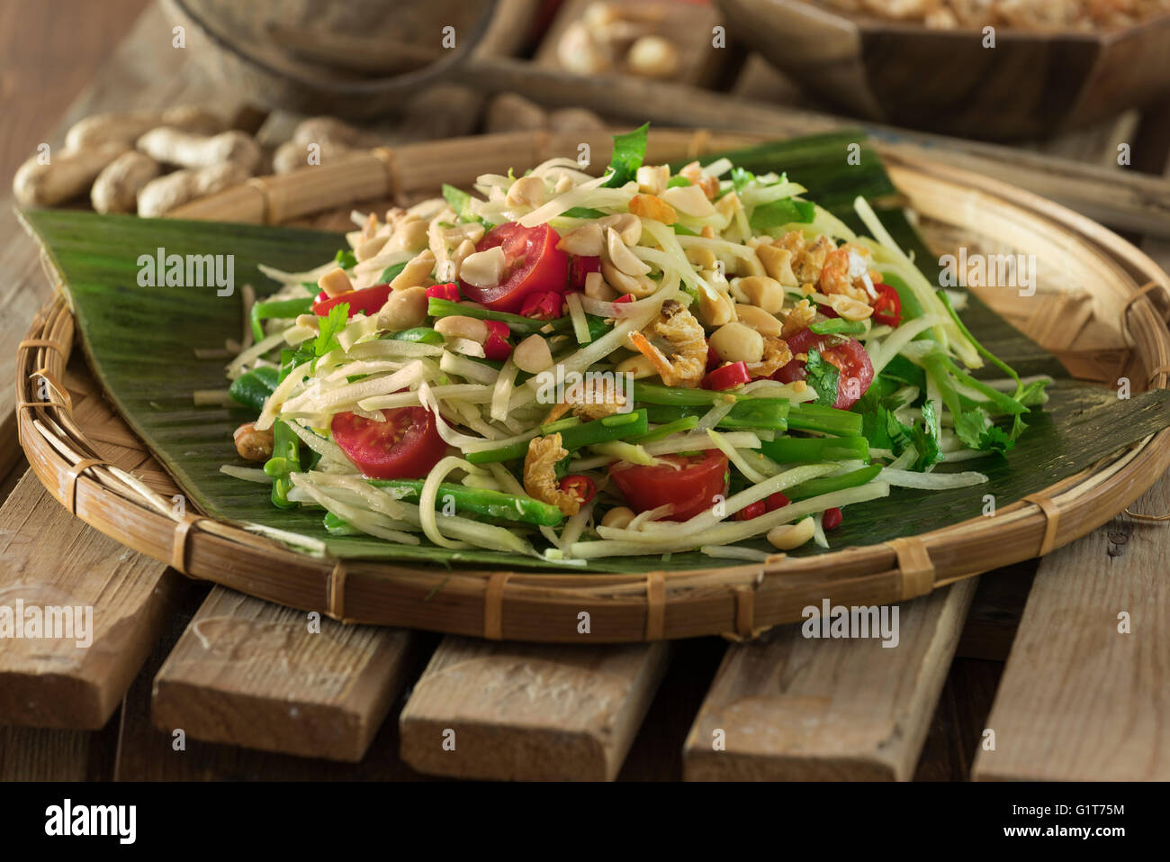 Som Tam, salade de papaye verte. L'alimentation de la Thaïlande Banque D'Images