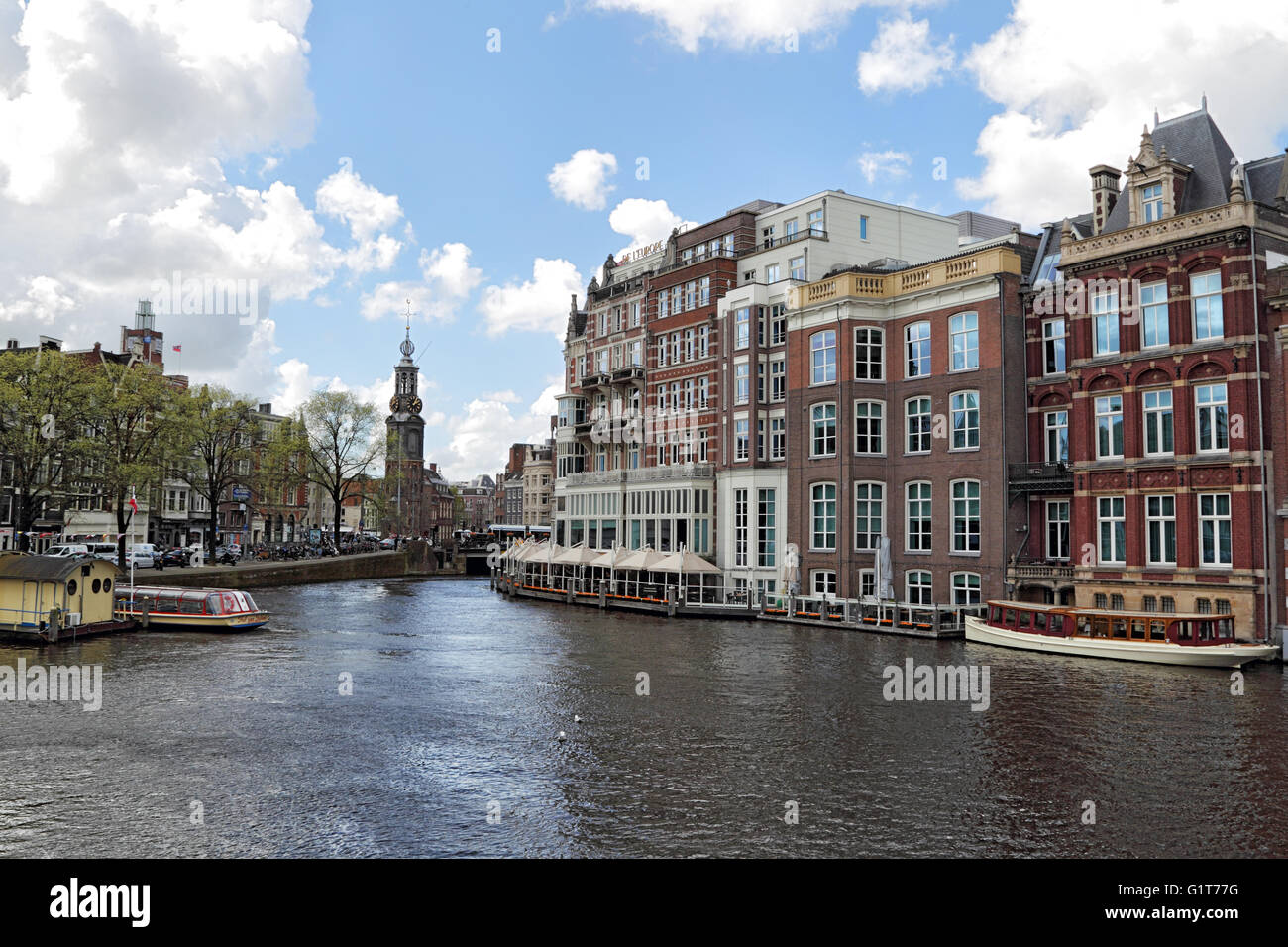 Vue sur la rivière Amstel vers la Munttoren au centre-ville d'Amsterdam, Pays-Bas, Europe. Banque D'Images