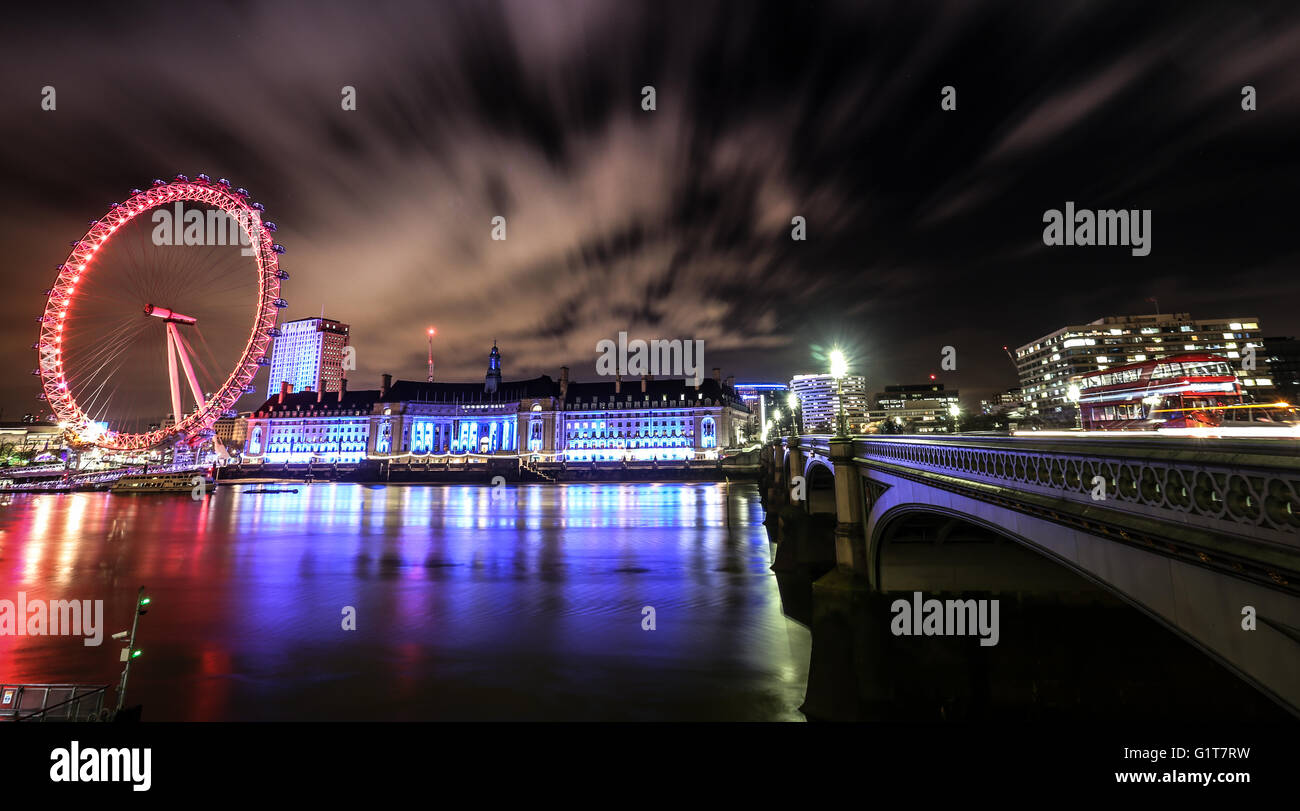 London Eye et Pont sur l'eau la nuit du temps. L'exposition longue Banque D'Images