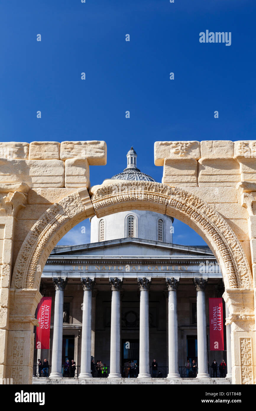 3D'une impression numérique de réplique de la République Palmyre Arc de triomphe avec la Galerie nationale derrière, Trafalgar Square, Londres. Banque D'Images