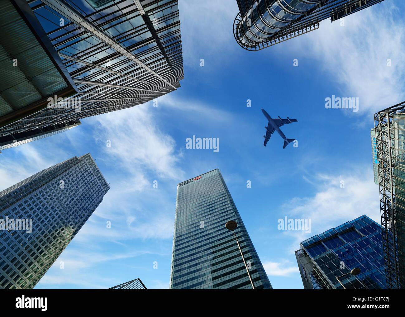 Vol d'un avion sur Canary Wharf, London, England, UK Banque D'Images