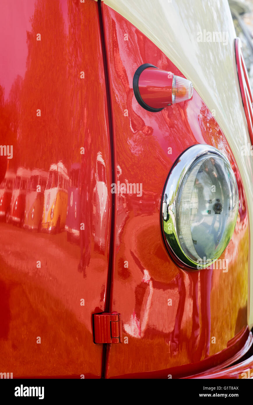 Réflexions d'une ligne de partage d'écran VW Volkswagen camping-cars dans un camping-car avant. L'Angleterre Banque D'Images