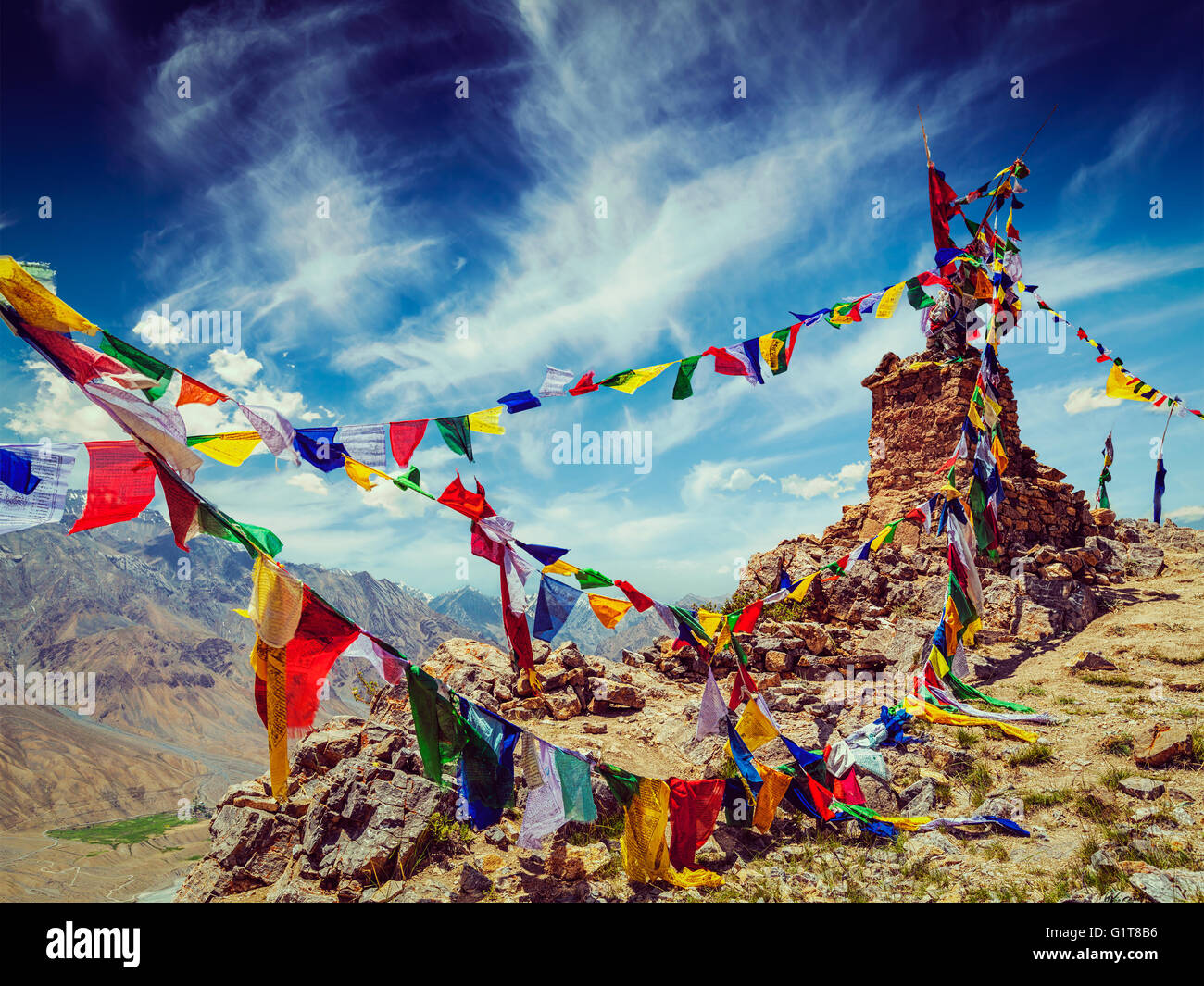 Drapeaux de prière bouddhiste en Himalaya Banque D'Images Drapeaux de prière bouddhiste en Himalaya Banque D'Images