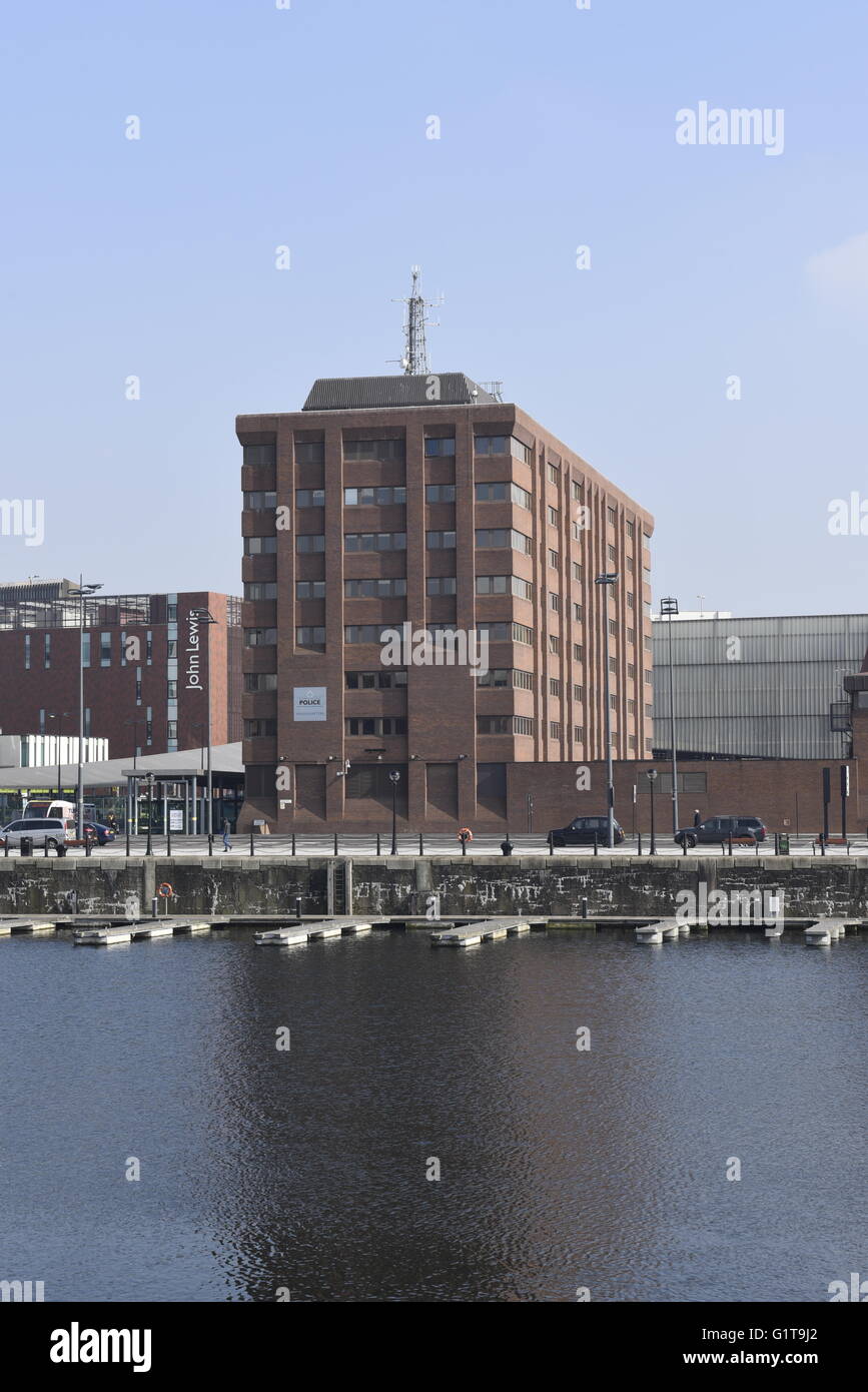 La Police de Merseyside Administration centrale, lieu de mise en conserve, Liverpool L1 8JX. Vu de l'Albert Dock. Banque D'Images