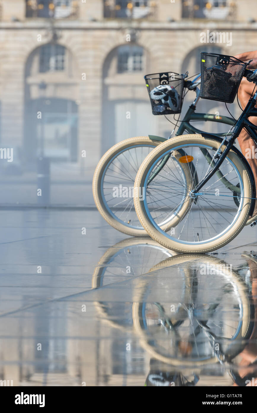 Les gens la bicyclette dans le miroir en face de la fontaine Place de la Bourse à Bordeaux, France Banque D'Images