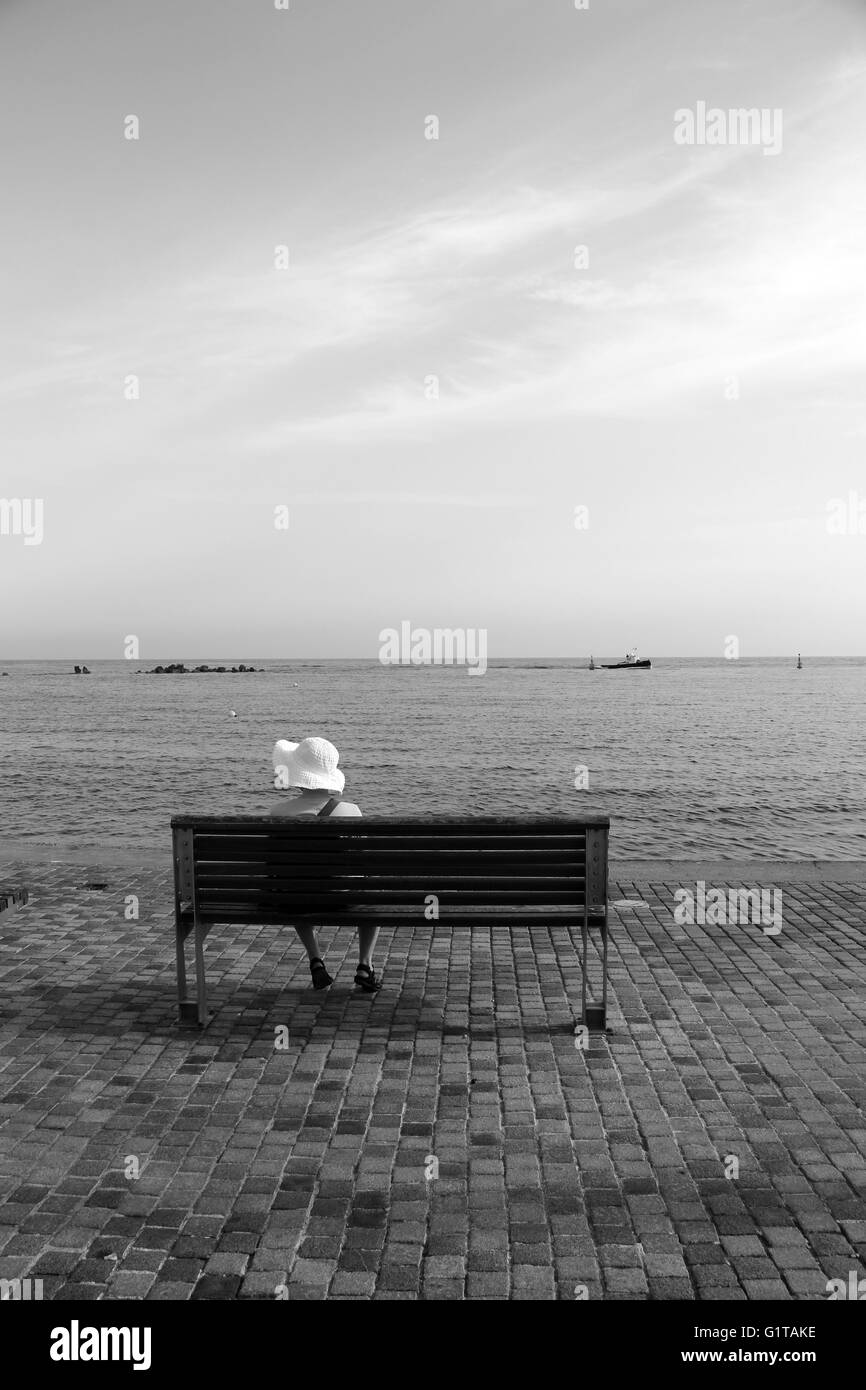 Une dame seule sur un banc à Paphos, Chypre Banque D'Images