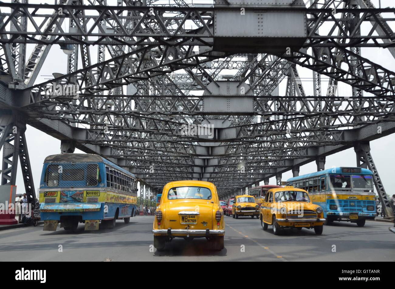 L'heure de pointe avec les bus et taxi ambassadeur sur Howrah Bridge, Kolkata, West Bengal, India Banque D'Images