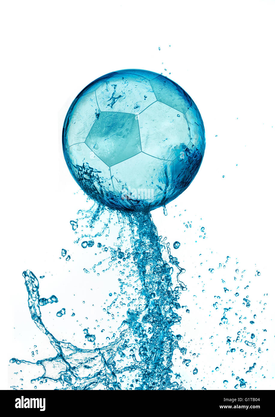 Résumé ballon de soccer de l'eau splash isolé sur fond blanc. Football  concept abstrait Photo Stock - Alamy