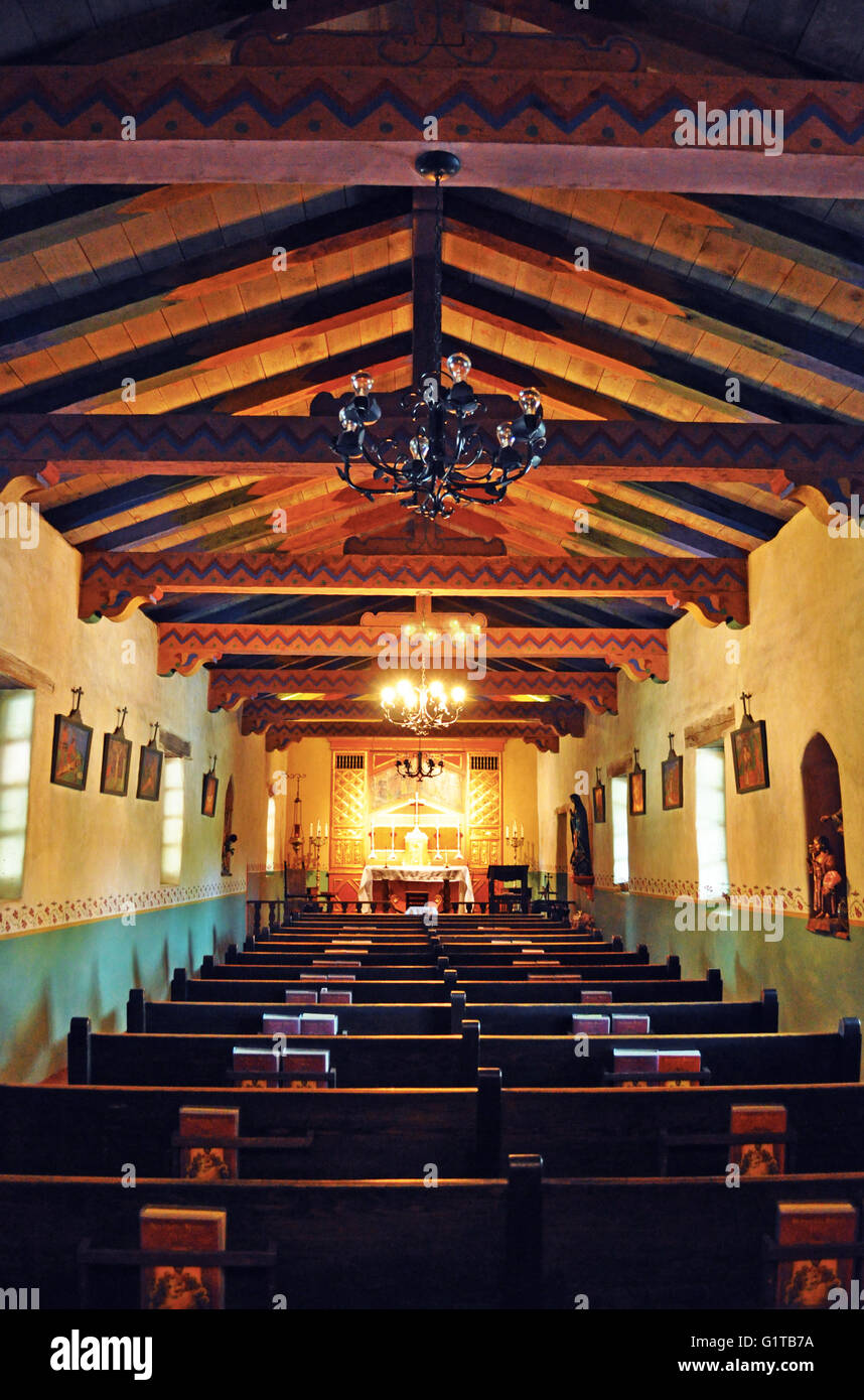 Carmel by the Sea, en Californie : intérieurs de la Mission San Carlos Borromeo, une mission catholique romaine église construite en 1771 par les missionnaires franciscains Banque D'Images