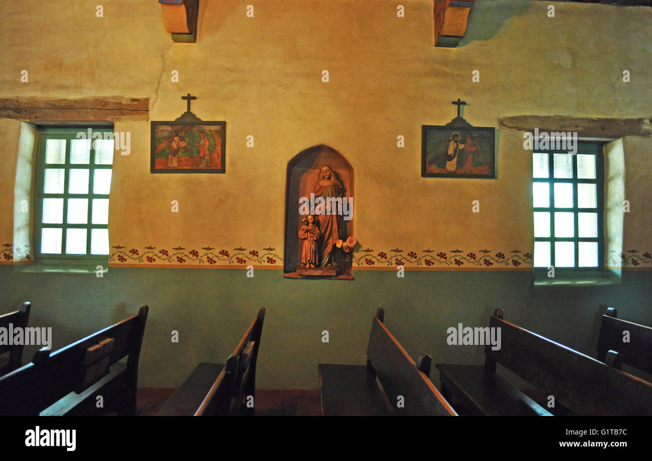 Carmel by the Sea, en Californie : intérieurs de la Mission San Carlos Borromeo, une mission catholique romaine église construite en 1771 par les missionnaires franciscains Banque D'Images