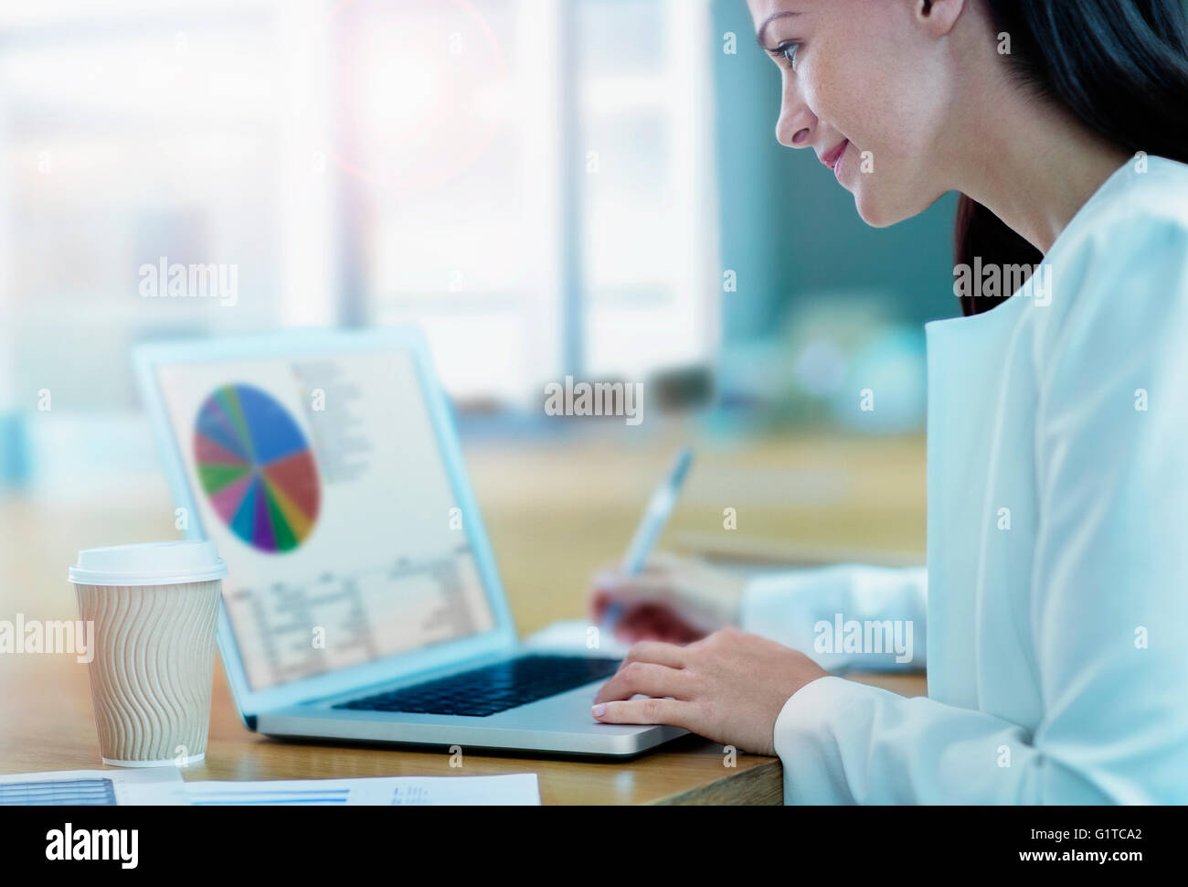 Businesswoman working at laptop Banque D'Images