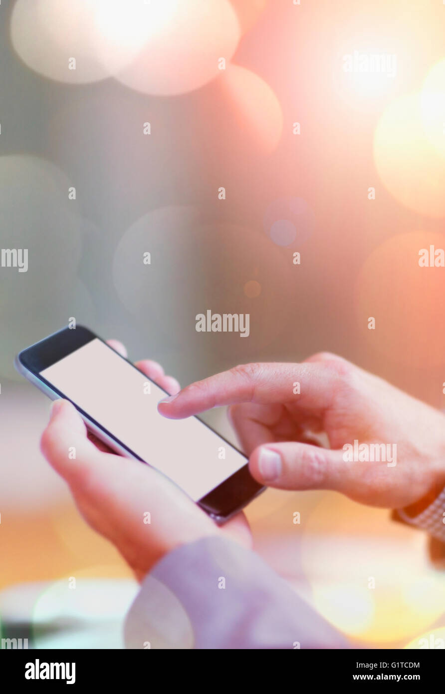 Close up of woman dialing cell phone Banque D'Images