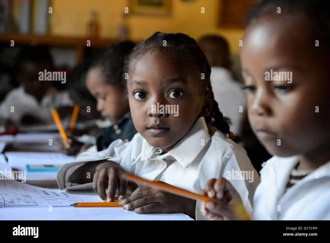 MADAGASCAR Mananjary, Vohilava, école de l'église catholique, COLLÈGE ST RAPHAEL / MADAGASKAR Mananjary, Vohilava, Schule der katholischen Kirche, COLLÈGE ST RAPHAEL Banque D'Images