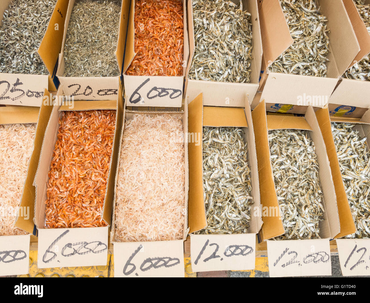 Beaucoup de petits poissons à vendre, marché marché Gyeongdong, médecine, Séoul, Corée du Sud Banque D'Images