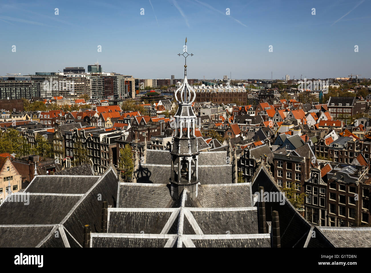 La vue depuis le haut de l'ancienne église d'Amsterdam (dans le quartier rouge) Banque D'Images