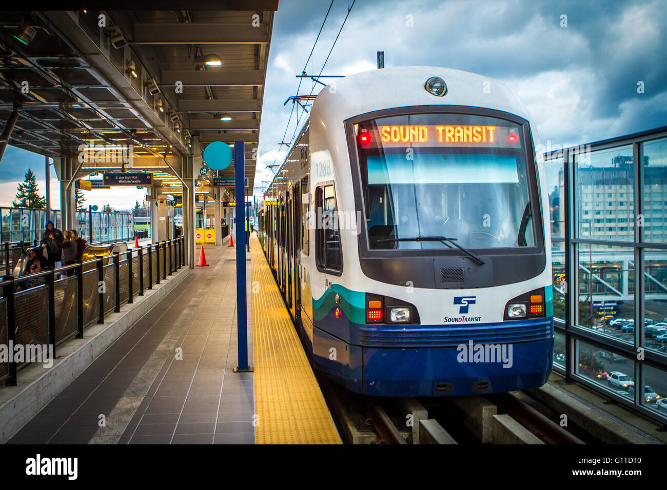 Un lien de transport en commun train léger sur rail à la gare ou l'aéroport de SeaTac à Seattle, Washington. Banque D'Images