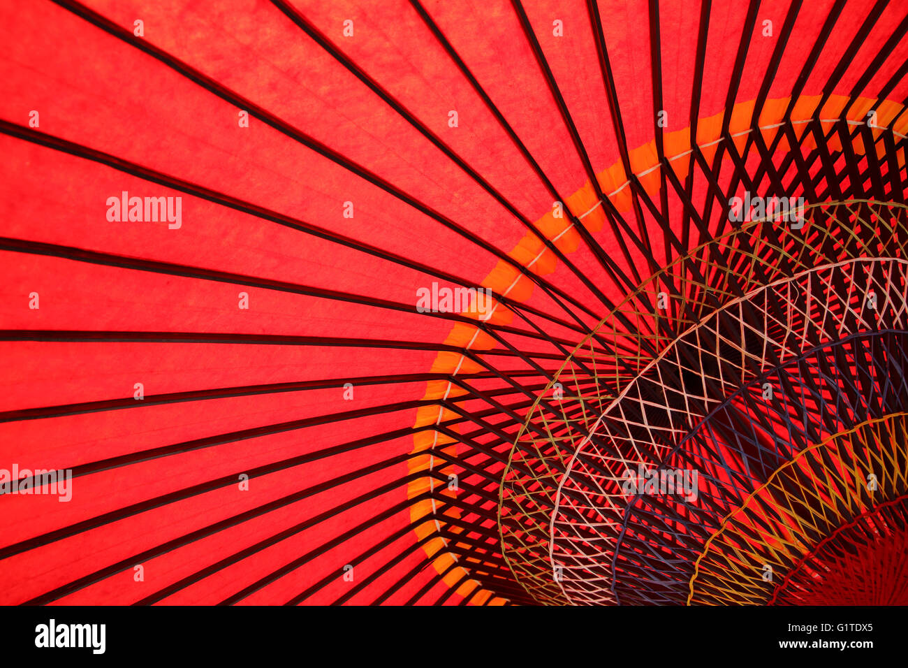 Close up of traditional Japanese parapluie rouge Banque D'Images