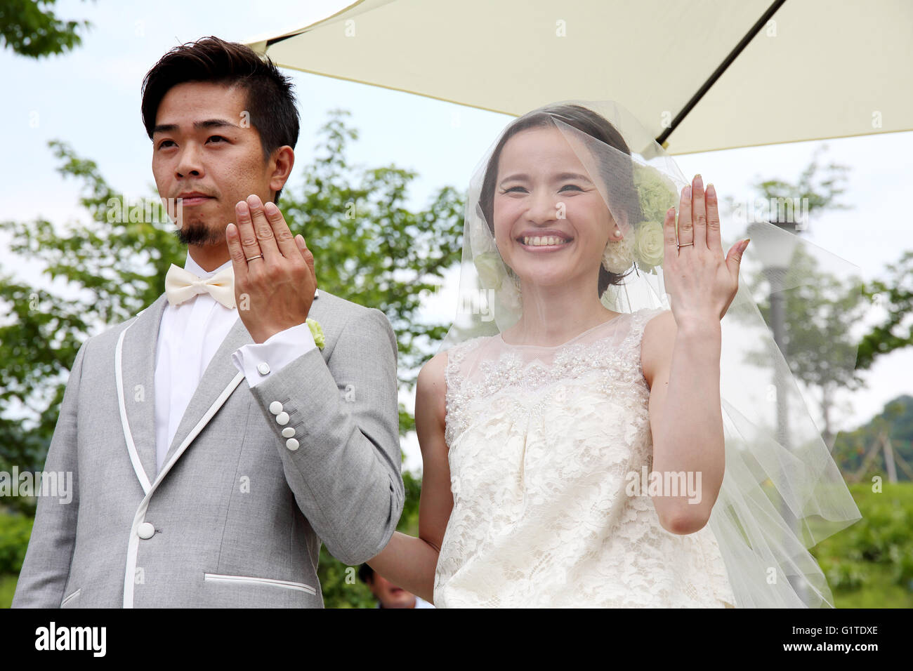 Les jeunes mariés japonais dans un parc Banque D'Images