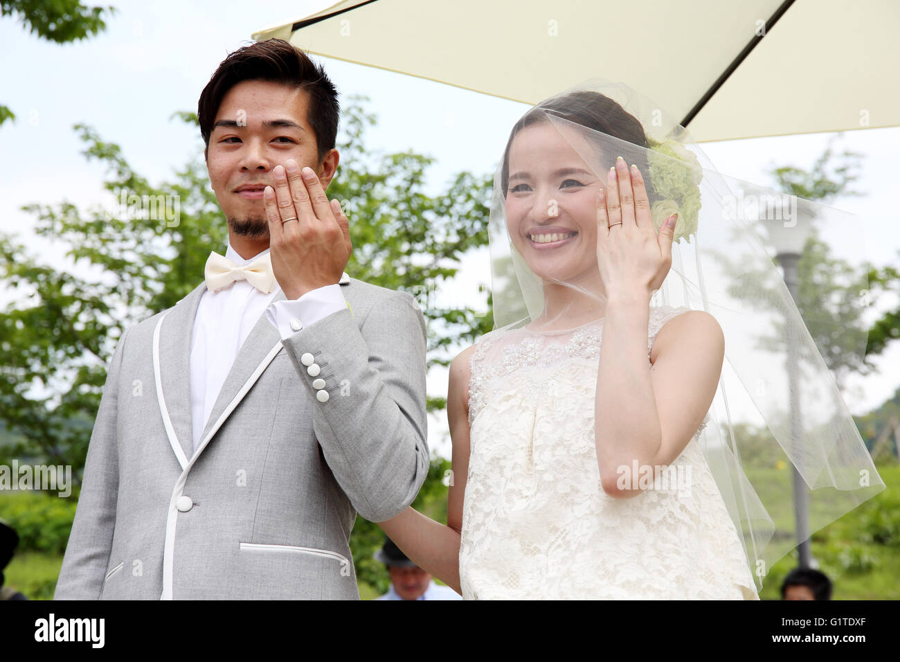 Les jeunes mariés japonais dans un parc Banque D'Images