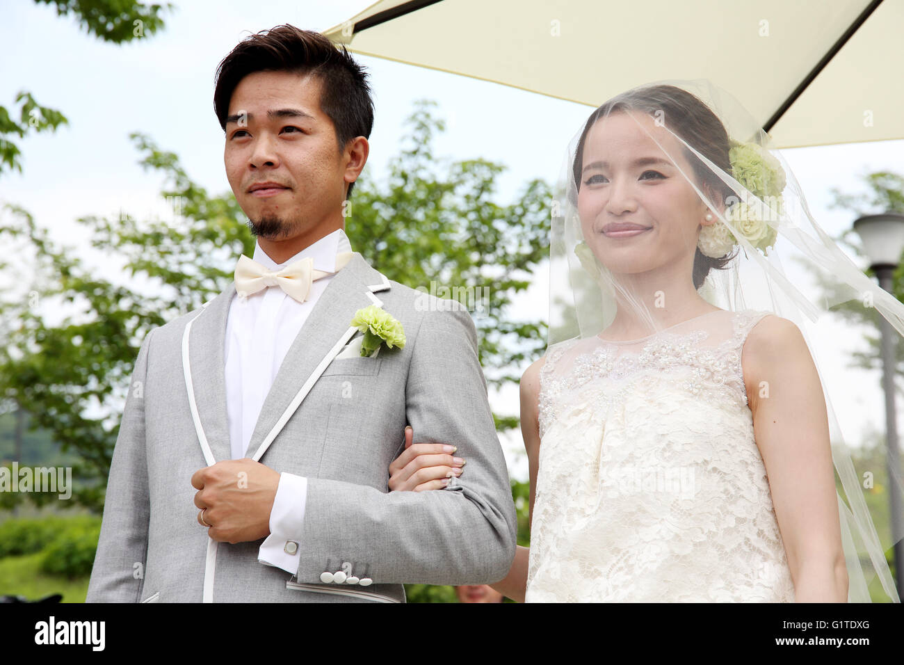 Les jeunes mariés japonais dans un parc Banque D'Images