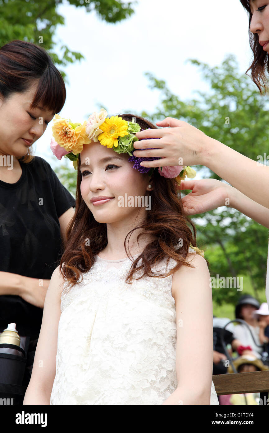 Les jeunes Japonais belle mariée, esthéticienne rend belle jeune mariée bridal make-up Banque D'Images