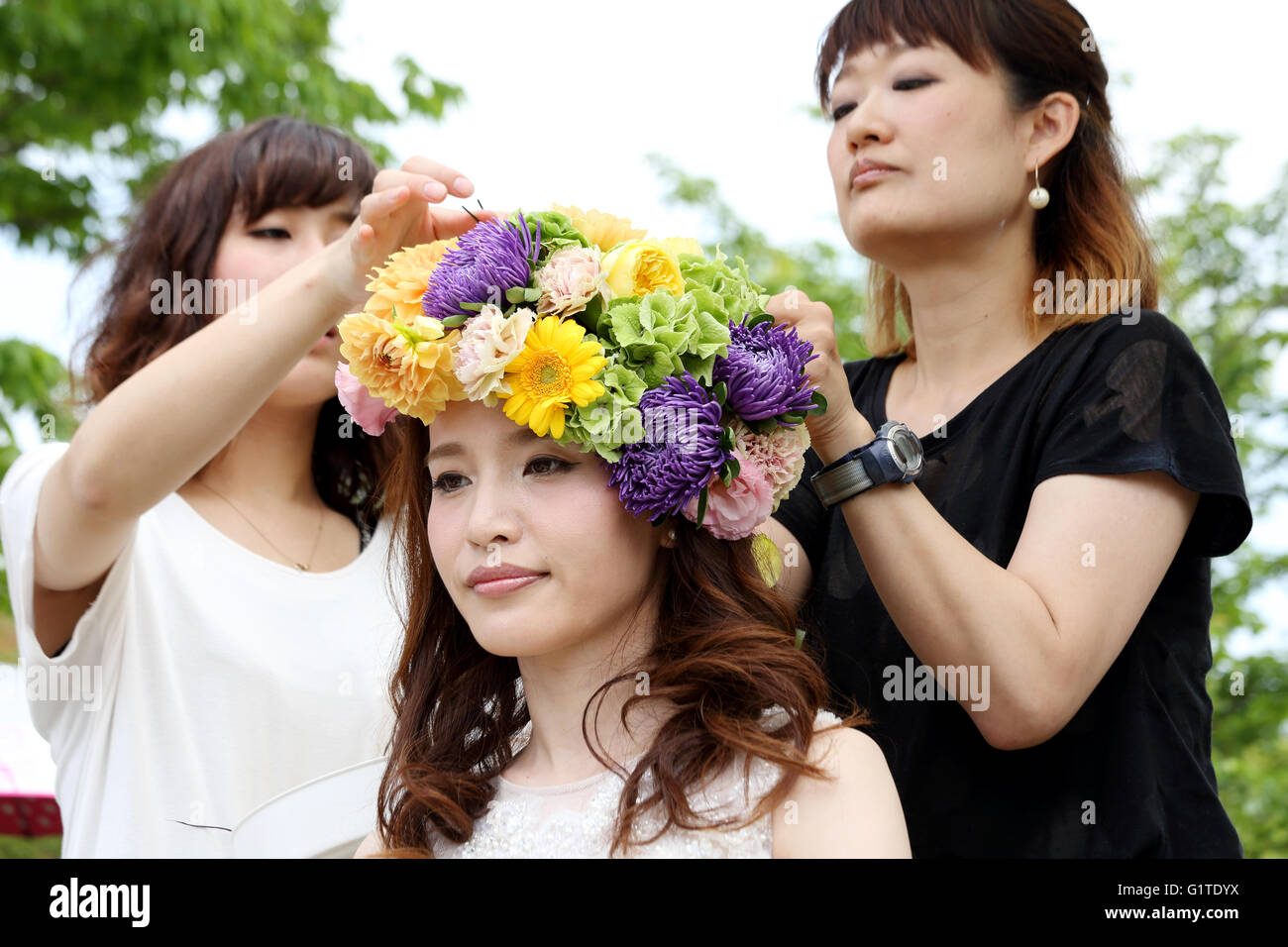 Les jeunes Japonais belle mariée, esthéticienne rend belle jeune mariée bridal make-up Banque D'Images