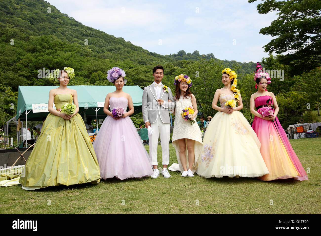 Les jeunes modèles japonais apparaître robe de mariage Banque D'Images