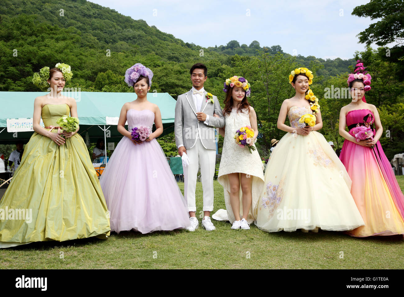 Les jeunes modèles japonais apparaître robe de mariage Banque D'Images