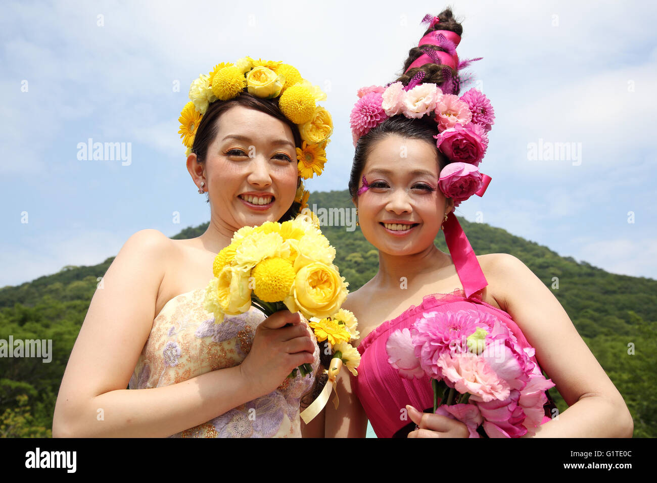 Les jeunes modèles japonais apparaître robe de mariage Banque D'Images