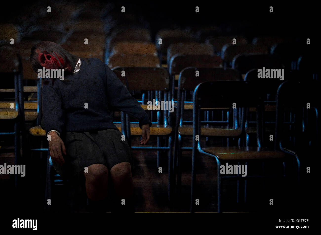 Un corps féminin de l'emplacement sur la chaise histoire de fantôme chinois rêve peur horrible meurtre attaquant physco spirit of nightmare Banque D'Images