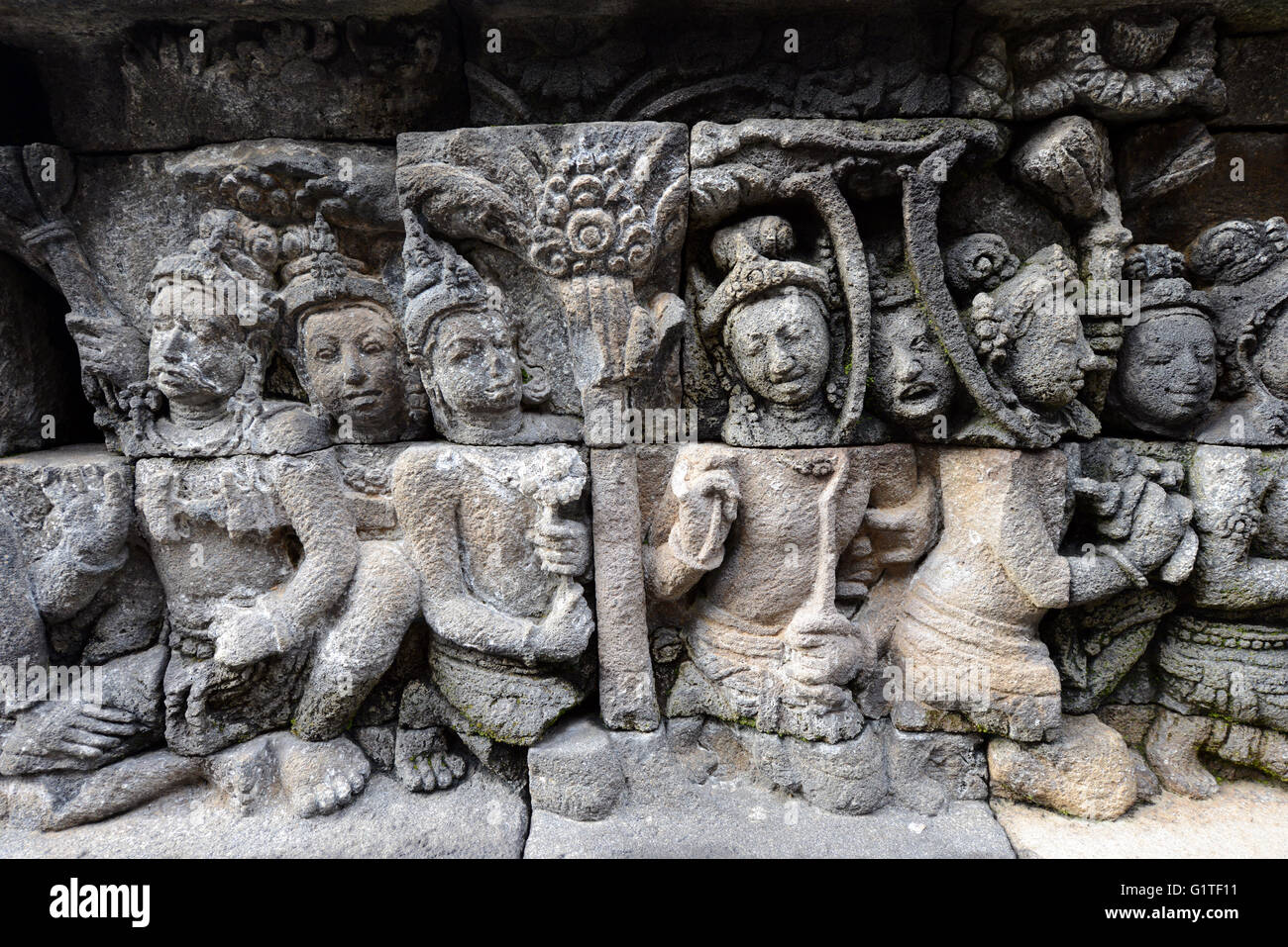 Sculptures en relief mural décorer l'ancien Temple Bouddhiste Borobudur à Java, en Indonésie. Banque D'Images