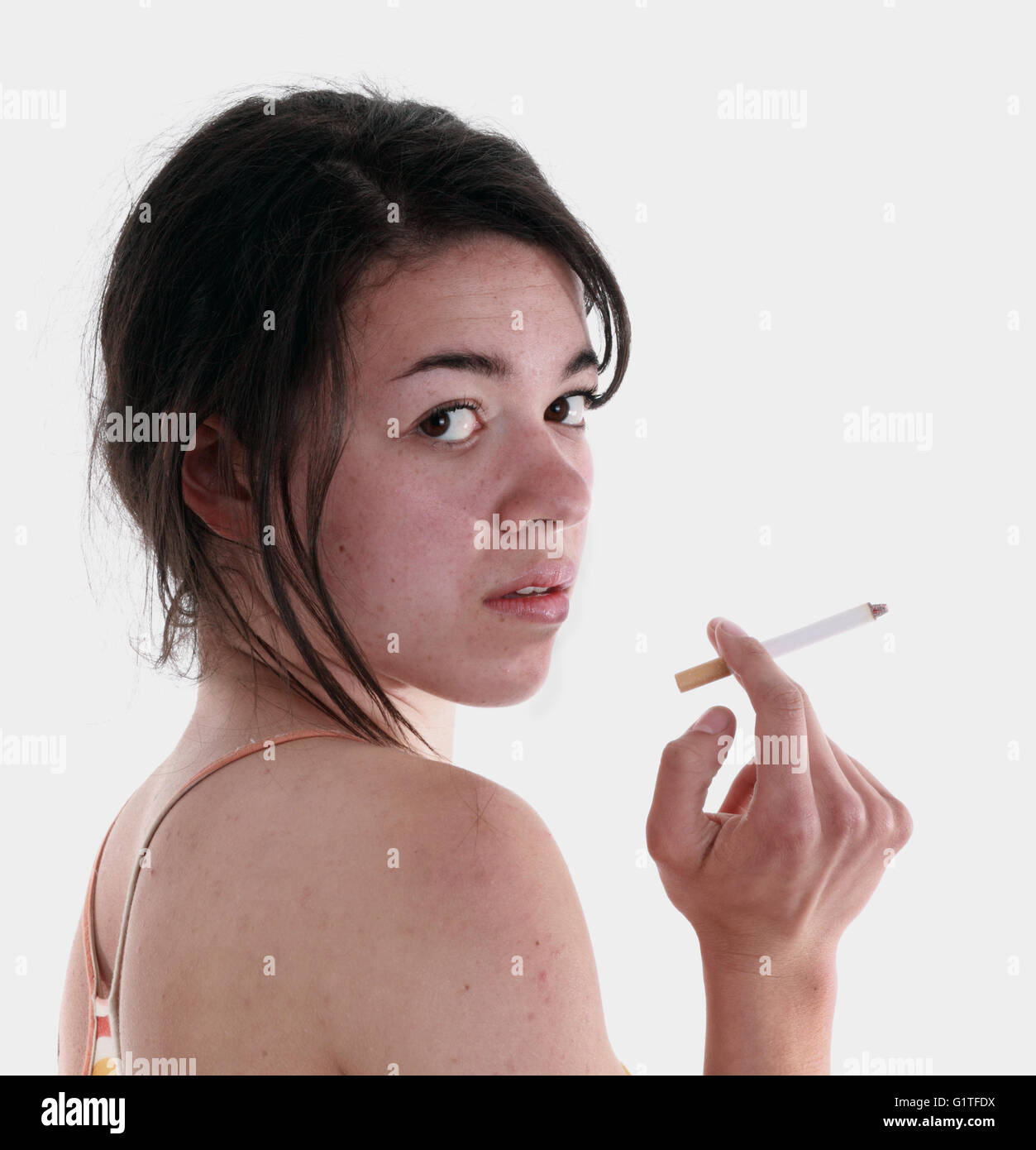 À la furtive young mixed race woman avec une cigarette, des mineurs et de prendre ? Banque D'Images