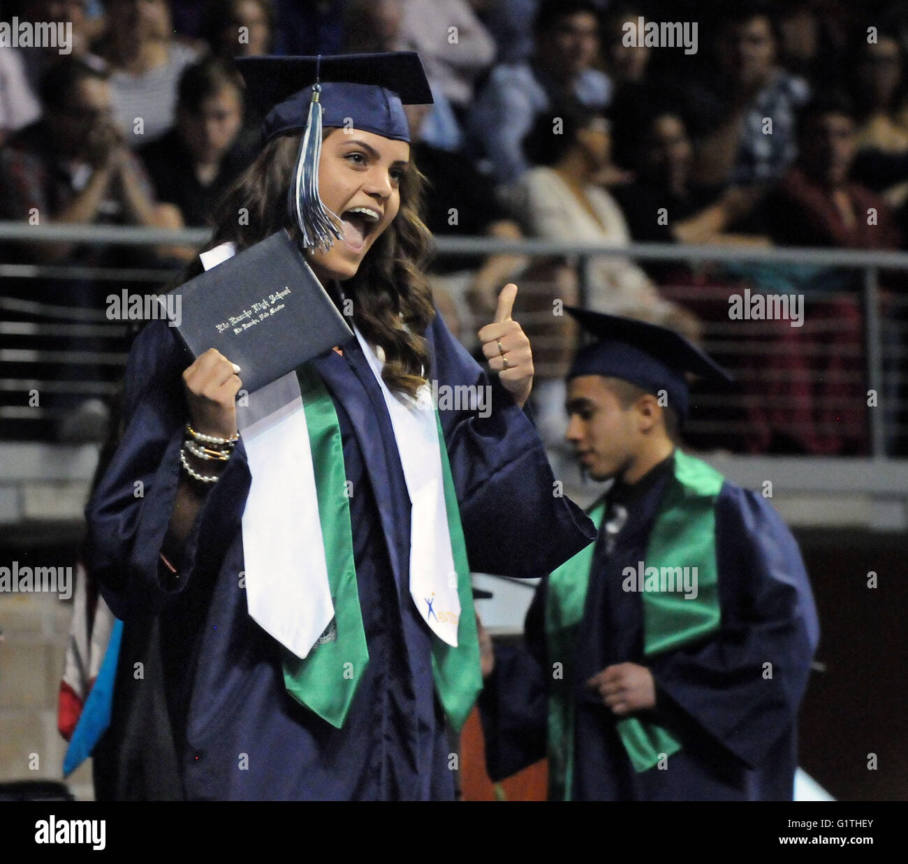 Rio Rancho, NM, États-Unis d'Amérique. 17 mai, 2016. L'Amber Vialpando donne un bravo à la foule après avoir reçu son diplôme à l'Rio Rancho High School graduation mardi matin au Santa Ana Star Centre. Mardi, 16 mai 2016. © Jim Thompson/Albuquerque Journal/ZUMA/Alamy Fil Live News Banque D'Images