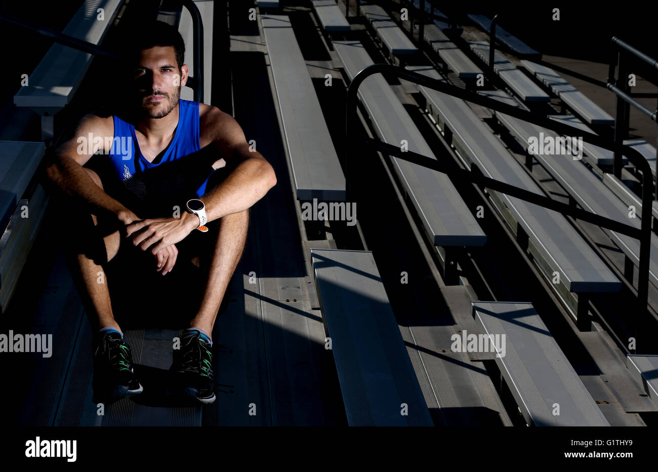 Saint Petersburg, Florida, USA. 2 mai, 2016. DIRK SHADD | fois .Andreas Dimitrakis, 25 ans, de la Grèce, sur la piste avant un entraînement dans le secteur nord d'Christian High School, 7777 62e Ave N, à Saint-Pétersbourg, le lundi soir (05/2/16). Un groupe de personnes à Tarpon Springs ont formé une association sans but lucratif pour aider Dimitrakis, un jeune de 25 ans la voie grecque runner, se rendre aux Olympiques. Et même s'il n'est la formation avec American dollars de financement, il s'affronteront pour la Grèce s'il en fait. © Dirk Shadd/Tampa Bay Times/ZUMA/Alamy Fil Live News Banque D'Images