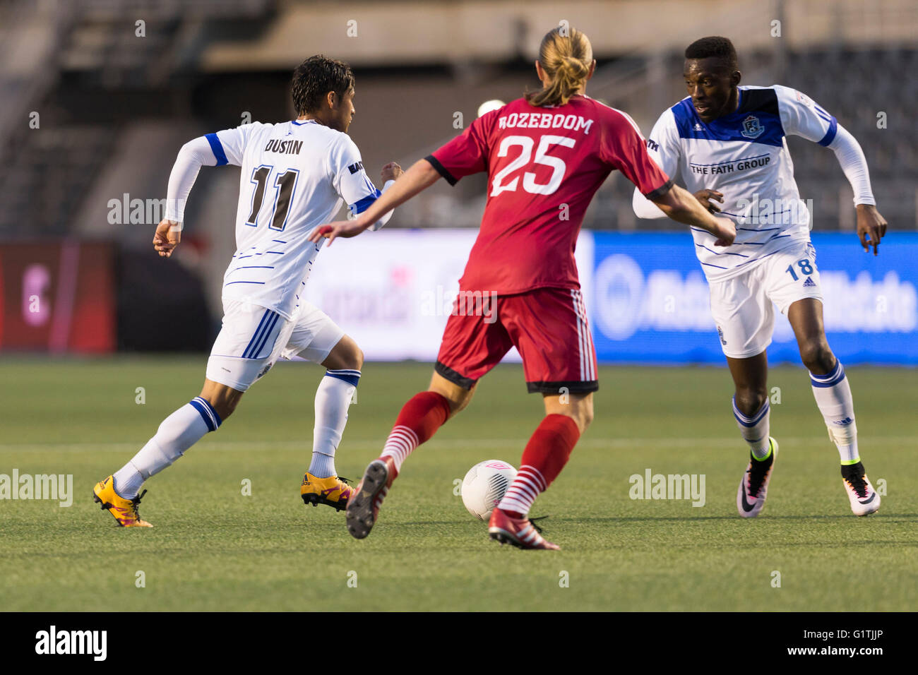 18 mai 2016 : Ottawa Fury FC Lance Rozeboom (25) FC Edmonton Dustin Corea (11) et Tomi Ameobi (18) Bataille pour la balle durant le championnat canadien Amway quart de finale entre le FC Edmonton et Ottawa Fury FC à la TD Place Stadium à Ottawa, ON, Canada Daniel Lea/CSM Banque D'Images