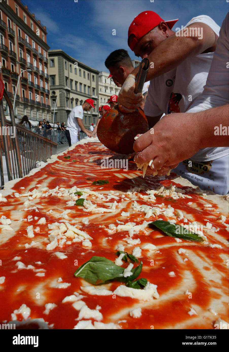 Naples, Italie. 18 mai, 2016. Décideurs Pizza tente de battre le record du monde de la pizza la plus longue au monde sur le front de mer de Naples 18 mai 2016 pour en faire le 1,8 kilomètres de pizza au feu de bois pour lesquels ont été utilisés : 2 000 kg de farine, 1 600 kg de tomates, 2 000 kg de fromage mozzarella, 200 litres d'huile et de 1500 litres d'eau. Credit : agnfoto/Alamy Live News Banque D'Images