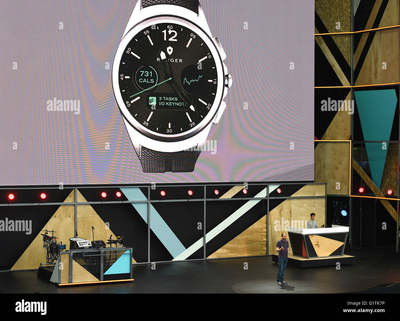 Mountain View, Californie, USA. 18 mai, 2016. Google manager David Singleton présente les nouvelles fonctions de la smartwatch système d'exploitation Android 2.0 d'usure à la conférence des développeurs Google I/O à Mountain View, Californie, USA, 18 mai 2016. Cette année, l'événement annuel est organisé sur une scène en plein air à côté du siège social de la compagnie de technologie. Photo : ANDREJ SOKOLOW/dpa/Alamy Live News Banque D'Images