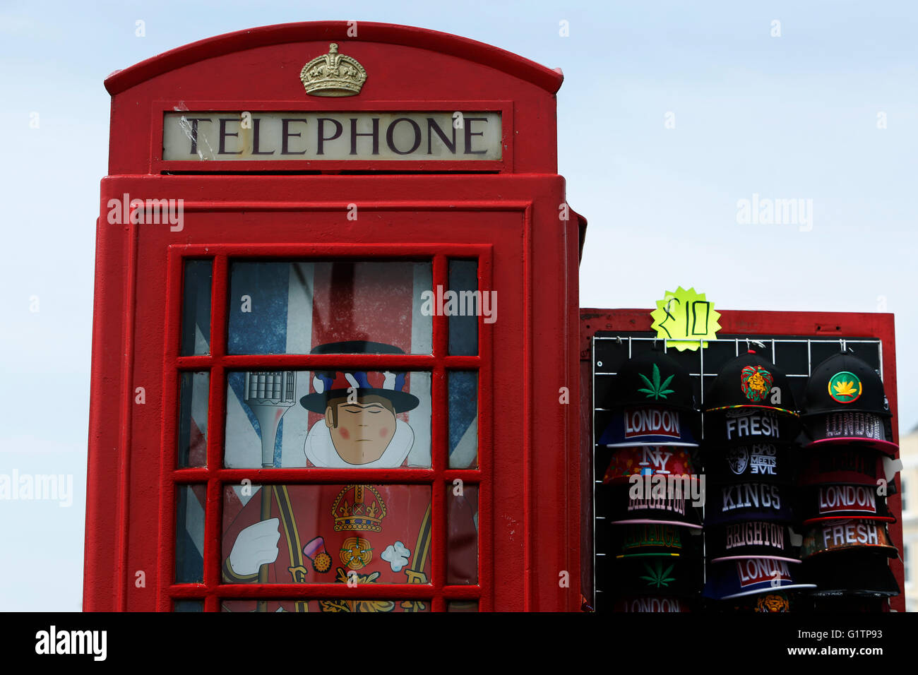 Brighton, UK. 19 mai, 2016. Une photo d'un yeoman de la garde et de l'union, le beefeater / est à l'intérieur d'une boîte de téléphone traditionnel transformé en un magasin à Brighton, Royaume-Uni jeudi 19 mai 2016. ' Ex BBC a rapporté le maire de New York Michael Bloomberg affirme un Brexit voter le 23 juin pourrait quitter le Royaume-Uni... "défavorisées" Laissez les militants a déclaré que l'UE a contribué à 'les grandes entreprises et les gros chats' mais n'a pas 'travailler pour le peuple britannique". © Luke MacGregor/Alamy Live News Banque D'Images